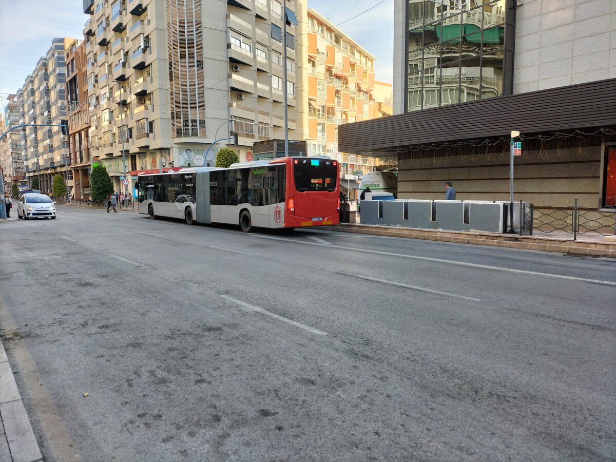 Mercedes-Benz Citaro O 530 G C2, Wagen 824, Baujahr 2023, Vectalia Mia, verlässt die Haltestelle Estación Maisonnave in Alicante am 12.12.2023.