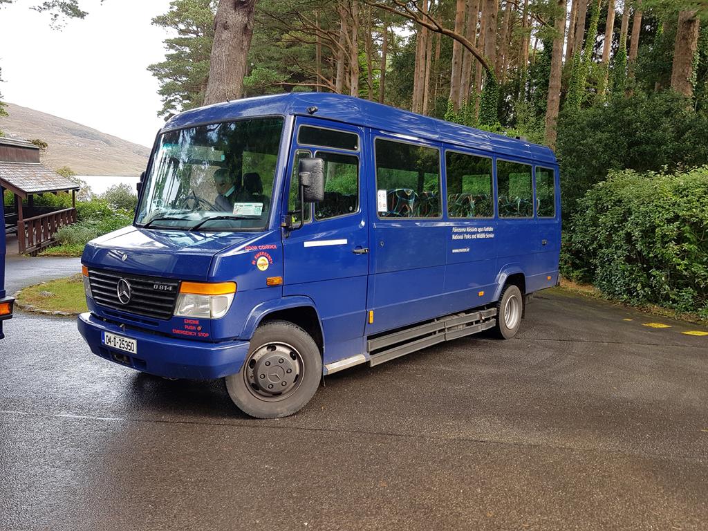 Mercedes Benz D 814 Kleinbus im Einsatz im Glenveagh National Park in Irland am 24.09.2018.