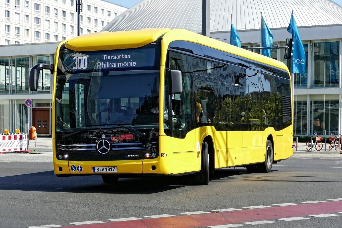 Mercedes -Benz eCitaro '1817' der BVG Berlin, hier auf der Bus Linie 300. Berlin /Alexanderplatz im August 2019.