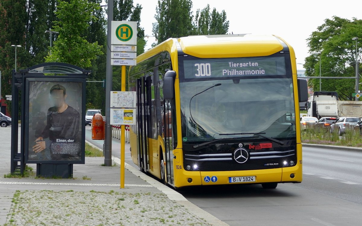 Mercedes -Benz eCitaro '1824' der BVG Berlin, als Linie 300 beim Halt 'Lichtenberger Str.'. Berlin -Mitte im Juni 2020.