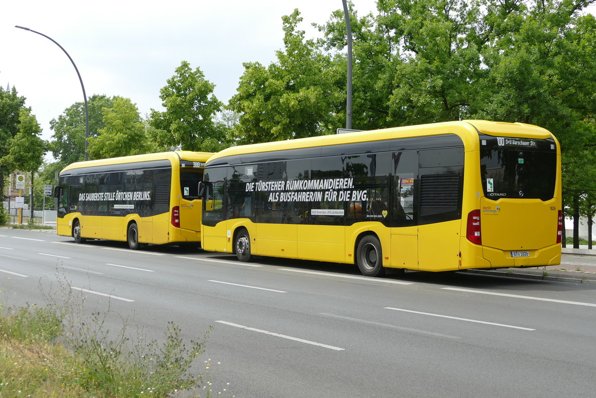 Mercedes -Benz eCitaro '1828 & 1826' der BVG Berlin, hier an der Endhaltestelle 'Philharmonie  -Süd' der Bus Linie 300. Berlin -Tiergarten im Juni 2020.