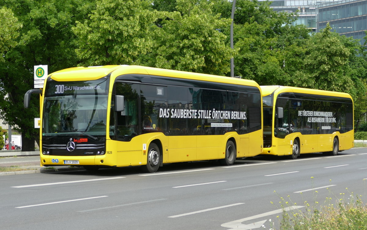 Mercedes -Benz eCitaro '1828 & 1826' der BVG Berlin, hier an der Endhaltestelle 'Philharmonie Süd'  der Linie 300. Berlin -Tiergarten im Juni 2020.