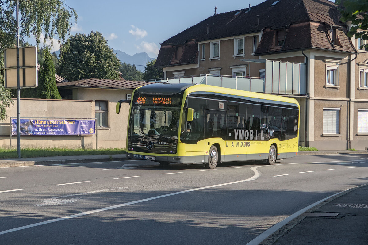 Mercedes-Benz eCitaro (FK-VVV15) als Linie 496 in Rankweil, Alemannenplatz. Aufgenommen 7.8.2025.
