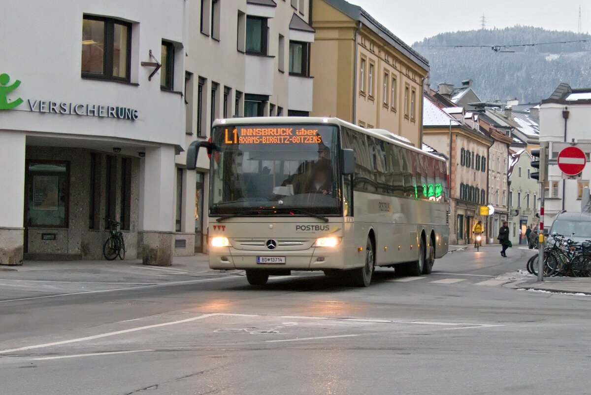 Mercedes-Benz Integro von Postbus (BD-13714) als Skibus Axamer Lizum Linie L1 in Innsbruck, Leopoldstraße. Aufgenommen 26.1.2023.