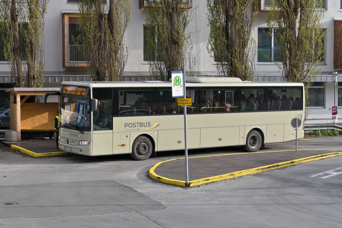Mercedes-Benz Integro von Postbus (BD-13745) als Schienenersatzverkehr Telfs - Ötztal  am Bhf. Telfs-Pfaffenhofen. Aufgenommen 25.4.2023.