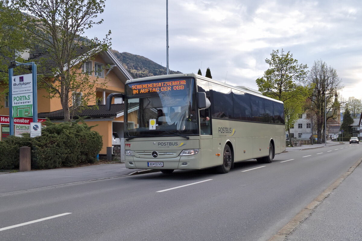 Mercedes-Benz Integro von Postbus (BD-13745) als Schienenersatzverkehr Telfs - Ötztal in Silz, Tiroler Straße. Aufgenommen 26.4.2023.