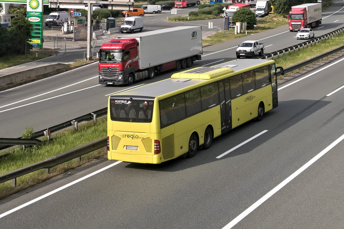 Mercedes-Benz Integro von Postbus (BD-14035) auf der A12 Inntalautobahn bei der Raststaette Ampass. Aufgenommen 20.6.2023.