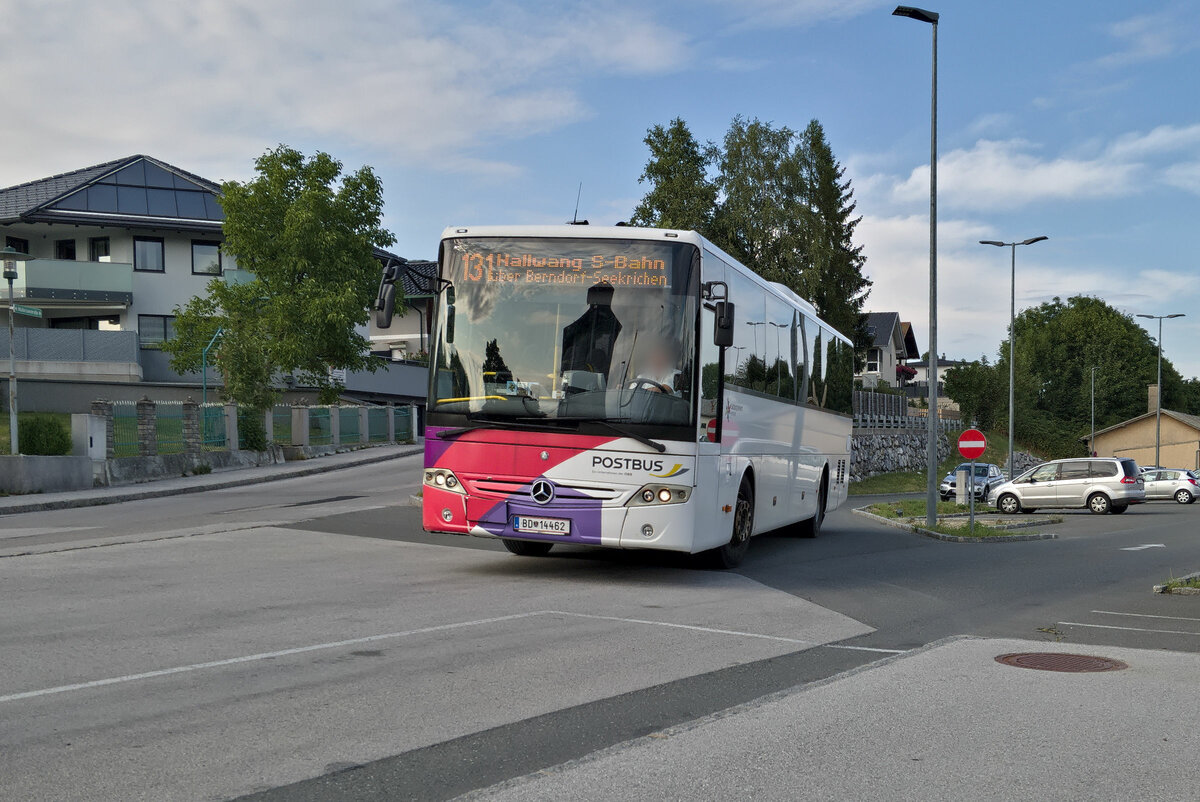Mercedes-Benz Intouro von Postbus (BD-14462) als Linie 131 am Bhf. Seekirchen am Wallersee. Aufgenommen 13.7.2023.