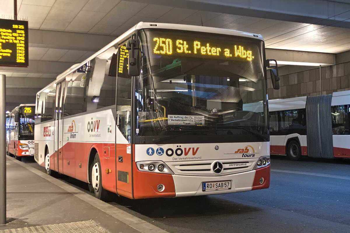 Mercedes-Benz Intouro von sabtours (RO-SAB 57) als Linie 250 an der Haltestelle Linz Hauptbahnhof. Aufgenommen 16.9.2022.