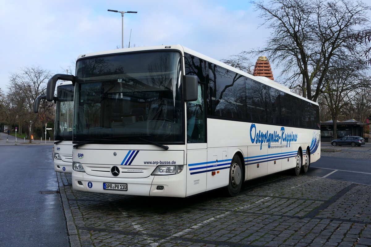 Mercedes-Benz MB Integro II L der Ostprignitz-Ruppiner Personennahverkehrsgesellschaft -orp-busse. Berlin im Dezember 2025.