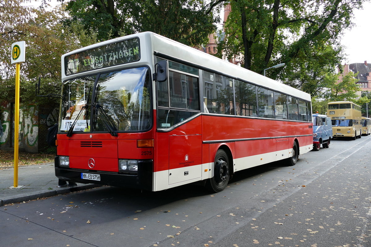 Mercedes- Benz MB O 405, Wagen '2575' vom Hamburger Omnibus Verein e.V. (HOV). Unterwegs durch Berlin, hier  während einer Pause in Berlin- Friedenau /Friedrich-Wilhelm Platz, im Oktober 2019.