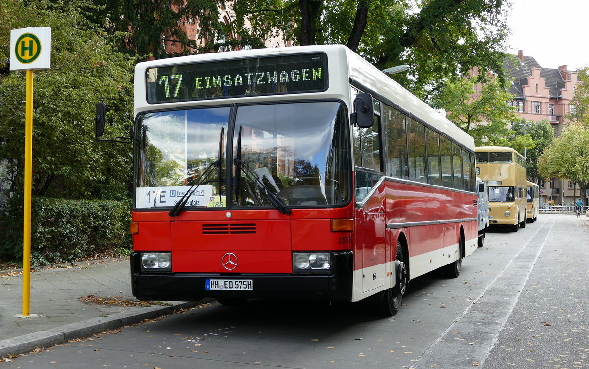 Mercedes- Benz MB O 405, Wagen '2575' vom Hamburger Omnibus Verein e.V. (HOV). Unterwegs als Linie 17 durch Berlin, hier während einer Pause in Berlin- Friedenau / Friedrich- Wilhelm Platz, im Oktober 2019.