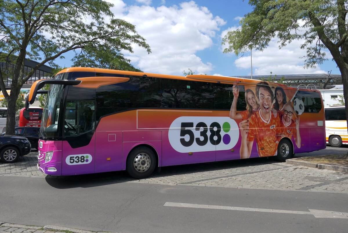 Mercedes-Benz MB Tourismo 2 RHD, Gebo Tours Nl ,''Oranje Media 538''. Berlin-Hardenbergplatz im Juni 2024.