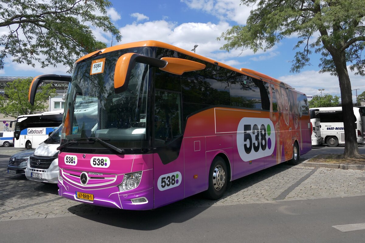 Mercedes-Benz MB Tourismo 2 RHD von Gebo Tours, NL -''Oranje Media 538''. Berlin-Hardenbergplatz im Juni 2024.