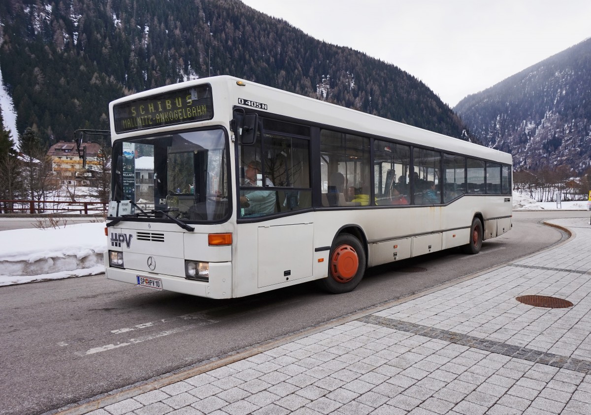 Mercedes-Benz O 405 N von HPV unterwegs als Schibus von Ankogelbahn Talstation nach Rabisch, Dösental Abzw. Aufgenommen am 13.3.2016 beim Halt an der Haltestelle Mallnitz Bahnhof.