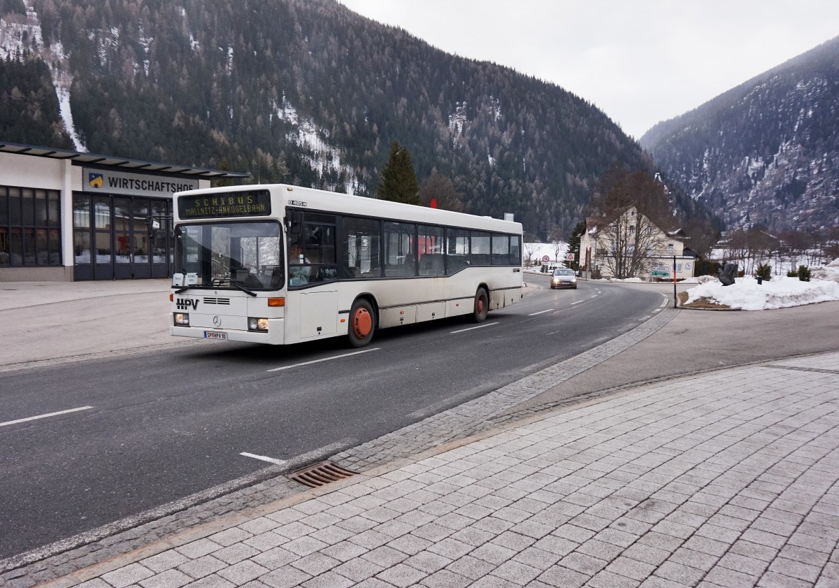 Mercedes-Benz O 405 N von HPV unterwegs als Schibus von Ankogelbahn Talstation nach Rabisch, Dösental Abzw.
Aufgenommen am 13.3.2016 nahe der Haltestelle Mallnitz Bahnhof.