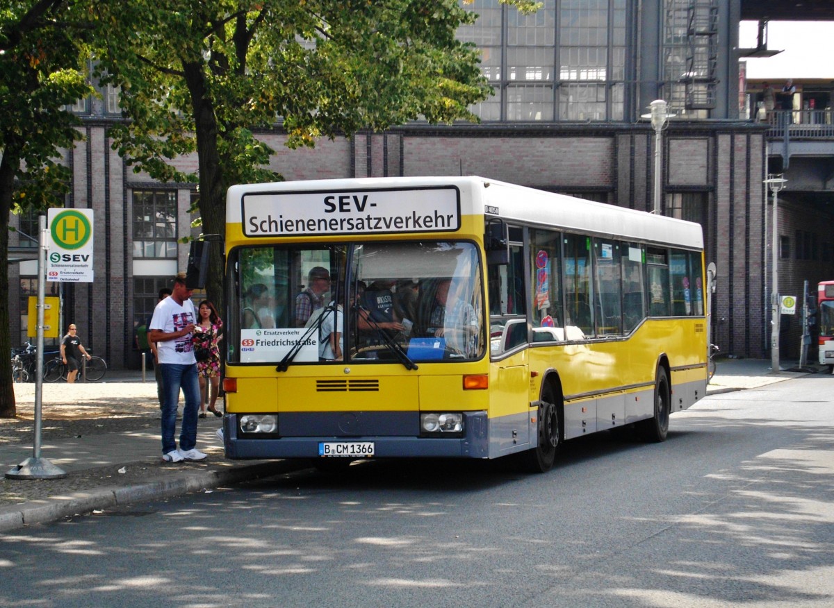 Mercedes-Benz O 405 N (Niederflur-Stadtversion) als SEV für die S-Bahnlinien 5,7 und 75 Richtung Berlin Ostbahnhof am S+U Bahnhof Berlin Friedrichstraße.(8.8.2014)
