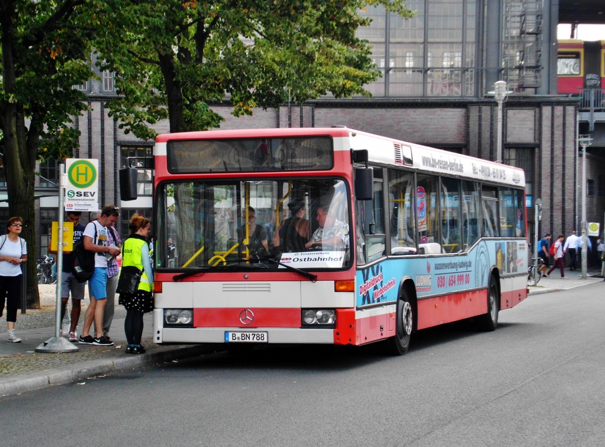 Mercedes-Benz O 405 N (Niederflur-Stadtversion) als SEV für die S-Bahnlinien 5,7 und 75 Richtung Berlin Ostbahnhof am S+U Bahnhof Berlin Friedrichstraße.(8.8.2014)
