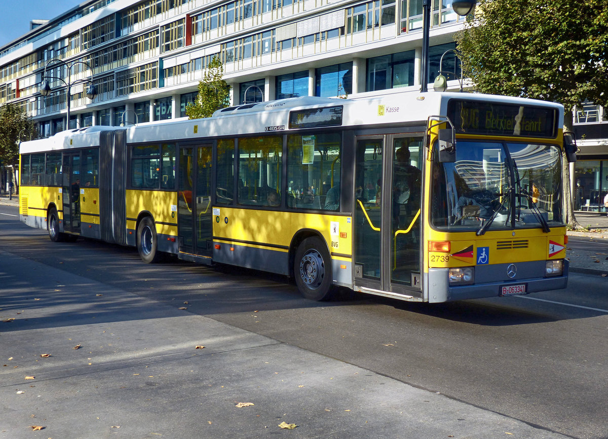 Mercedes-Benz O 405GN Wagen, '2739' während der Traditionsfahrt ''25 Jahre Linie 100'' am 31. Oktober 2015 in Berlin.