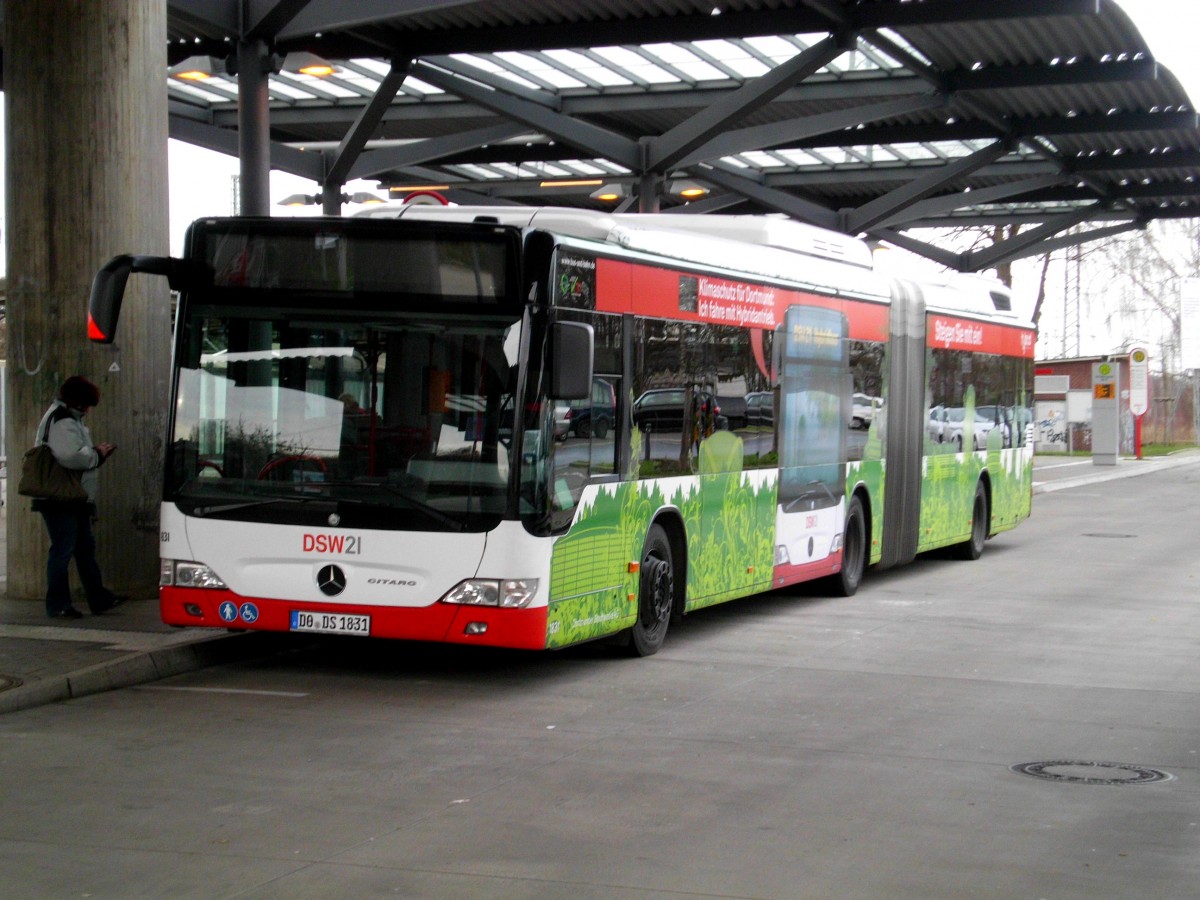 Mercedes-Benz O 530 GDH (Citaro Hybrid) auf der Linie 470 nach S-Bahnhof Dortmund-Oespel am S-Bahnhof Dortmund-Mengede.(4.1.2014) 