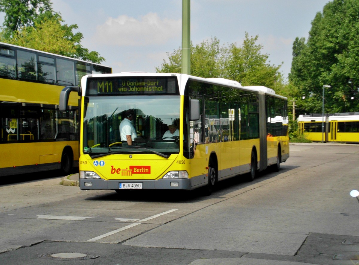 Mercedes-Benz O 530 I (Citaro) auf der Linie M11 nach U-Bahnhof Berlin Dahlem-Dorf am S-Bahnhof Berlin Schöneweide/Sterndamm.(8.8.2014)
