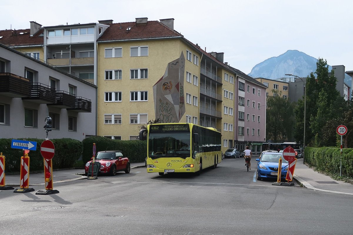 Mercedes-Benz O 530 I (Citaro) von Postbus PT-12317 ist als Linie 4162 baustellenbedingt über Schöpfstraße-Innerkoflerstraße umgeleitet, hier in der Schöpfstraße in Innsbruck. Aufgenommen 29.8.2018.