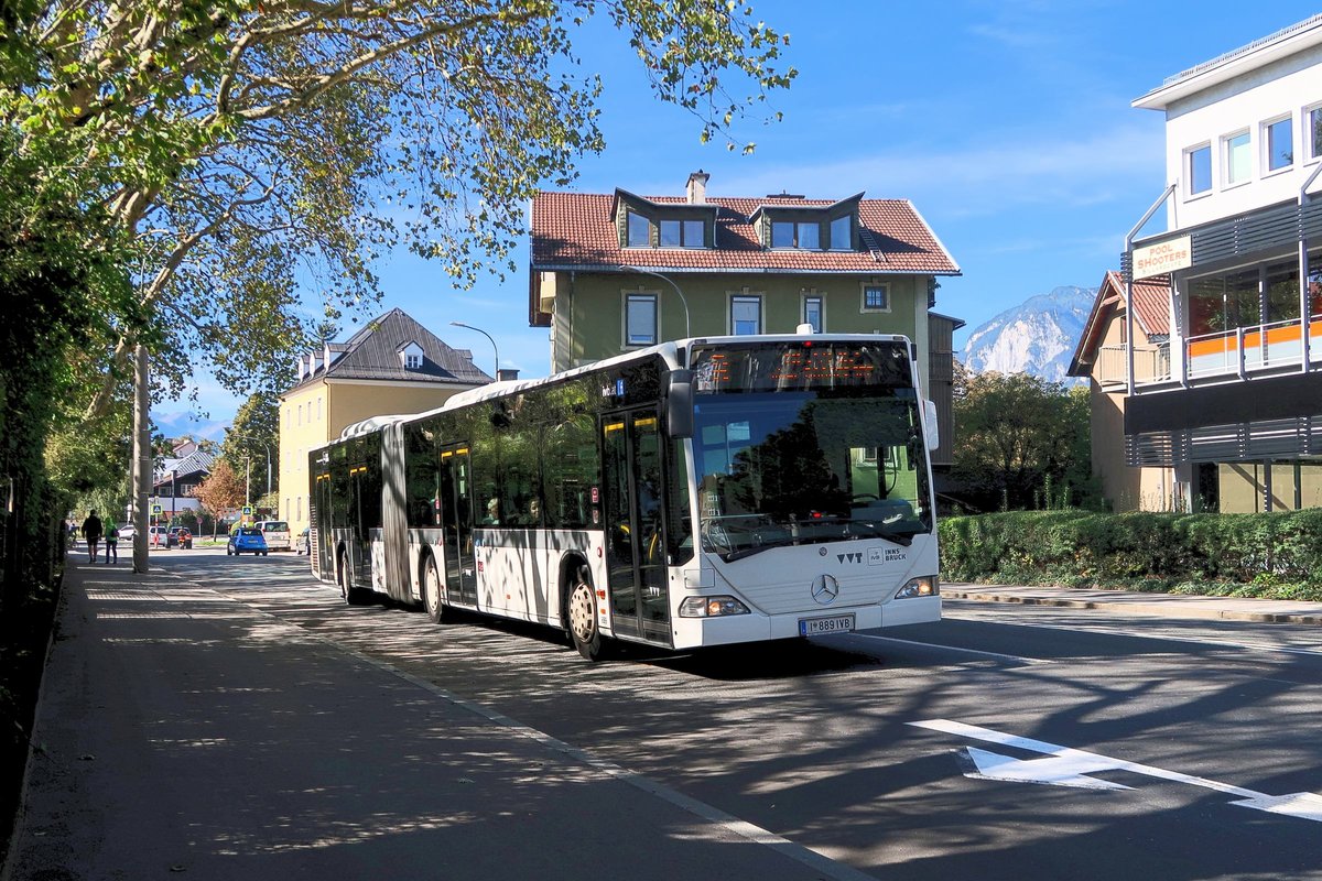 Mercedes-Benz O 530 I der Innsbrucker Verkehrsbetriebe, Bus Nr. 889, ist als Linie R wegen der Rad-WM über die Reichenauer Straße umgeleitet. Aufgenommen 26.9.2018.