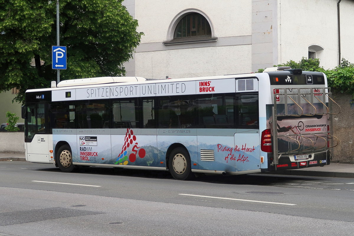 Mercedes-Benz O 530 II (Citaro Facelift) der Innsbrucker Verkehrsbetriebe, Bus Nr. 605 mit Fahrradträger am Heck, als Linie A an der Haltestelle Polizeidirektion. Aufgenommen 5.5.2018.