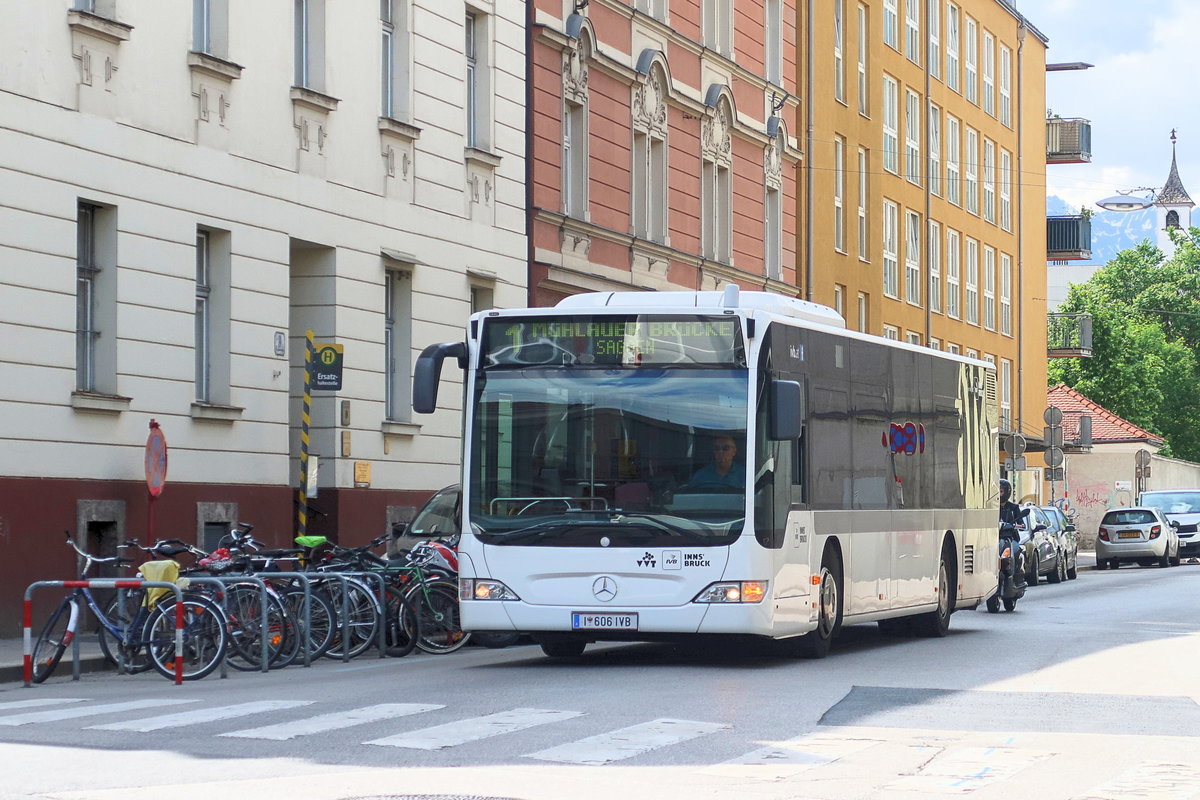 Mercedes-Benz O 530 II (Citaro Facelift) der Innsbrucker Verkehrsbetriebe, Bus Nr. 606, als Schienenersatzverkehr für die Straßenbahnlinie 1 an der Haltestelle Ing.-Etzel-Straße in der Kapuzinergasse in Innsbruck. Aufgenommen 10.5.2018.