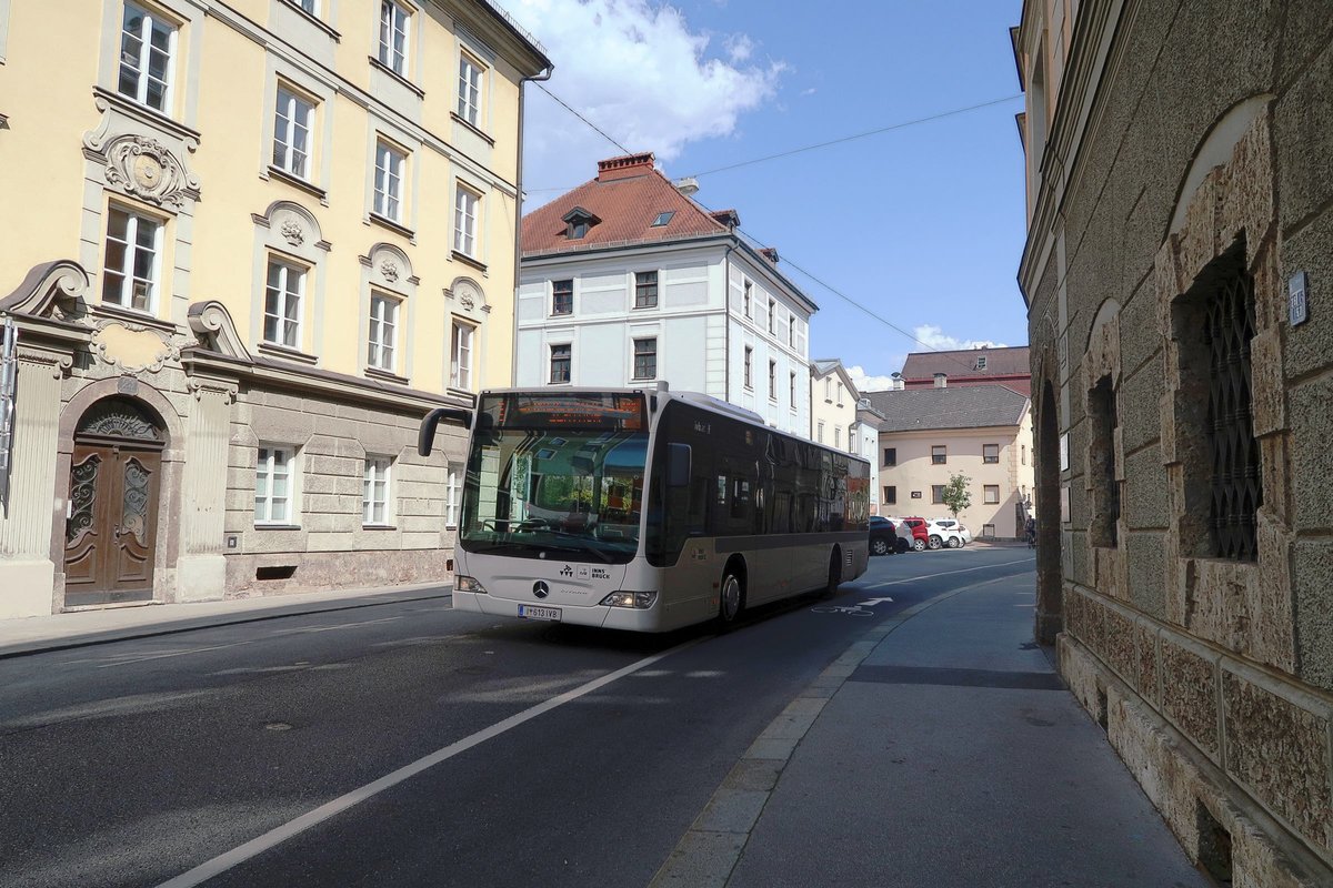Mercedes-Benz O 530 II (Citaro Facelift) der Innsbrucker Verkehrsbetriebe Bus Nr. 613 als Schienenersatzverkehr für die Linie 1 in der Universitätsstraße in Innsbruck. Aufgenommen 17.8.2018.