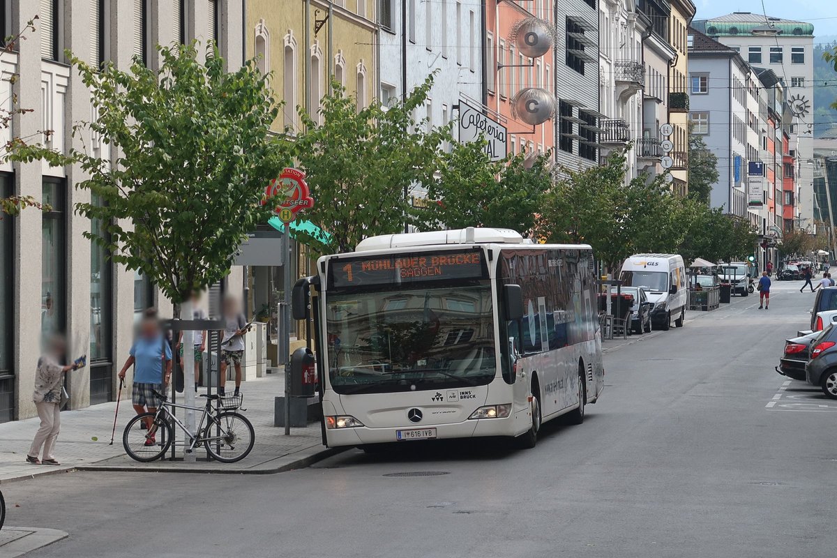 Mercedes-Benz O 530 II (Citaro Facelift) der Innsbrucker Verkehrsbetriebe, Bus Nr. 616, wartet als Schienenersatzverkehr für die Straßenbahnlinie 1 seinen Einsatz in der Wilhelm-Greil-Straße ab, um die Fahrgäste Richtung Saggen zu übernehmen. Aufgenommen 29.8.2018.