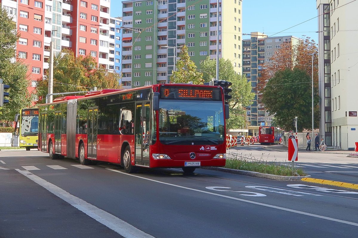 Mercedes-Benz O 530 II (Citaro Facelift) der Innsbrucker Verkehrsbetriebe, Bus Nr. 425, verkehrt als Linie O wegen der Rad-WM nur bis zur innenstadtnahen Haltestelle Sillpark. Die Straßenbahnschienen zum Ersatz der Buslinie O durch Straßenbahn sind schon verlegt. Aufgenommen 26.9.2018.