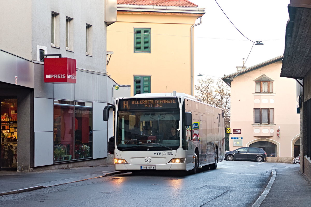 Mercedes-Benz O 530 II (Citaro Facelift) der Innsbrucker Verkehrsbetriebe, Bus Nr. 614, als Linie H an der Haltestelle Höttinger Kirchplatz. Aufgenommen 20.12.2018.