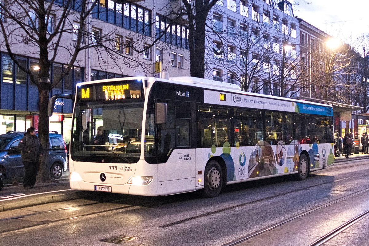Mercedes-Benz O 530 II (Citaro Facelift) der Innsbrucker Verkehrsbetriebe, Bus Nr. 612, als Linie M an der Haltestelle Marktplatz in Innsbruck. Aufgenommen 20.12.2018.