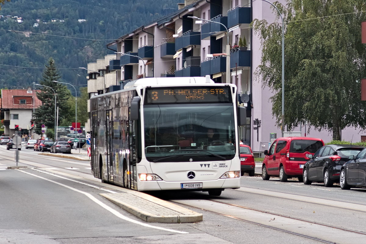 Mercedes-Benz O 530 II (Citaro Facelift) der Innsbrucker Verkehrsbetriebe, Bus Nr. 608, als Schienenersatzverkehr für die Straßenbahnlinie 3 an der Haltestelle Pradler Friedhof. Aufgenommen 28.9.2019.