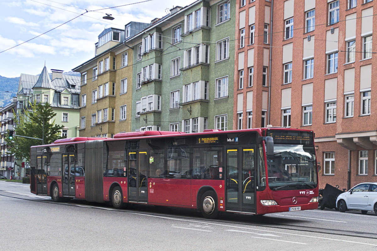 Mercedes-Benz O 530 II (Citaro Facelift), Bus Nr. 418 der Innsbrucker Verkehrsbetriebe, als Schienenersatzverkehr für die Straßenbahnlinie 1 bei der Ausfahrt von der Haltestelle Haydnplatz. Aufgenommen 10.10.2019.