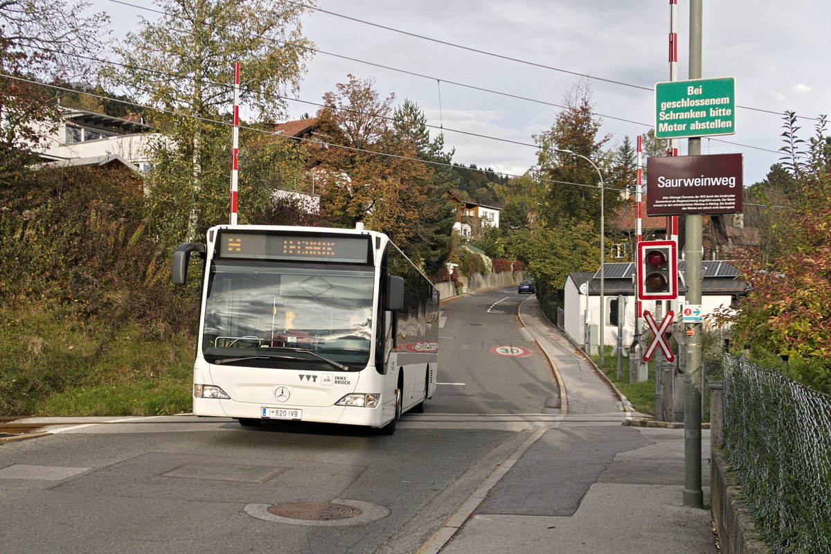 Mercedes-Benz O 530 II (Citaro Facelift) der Innsbrucker Verkehrsbetriebe überquert als Linie H den Bahnübergang Tschiggfreystraße/Saurweinweg in Innsbruck. Aufgenommen 24.10.2019.
