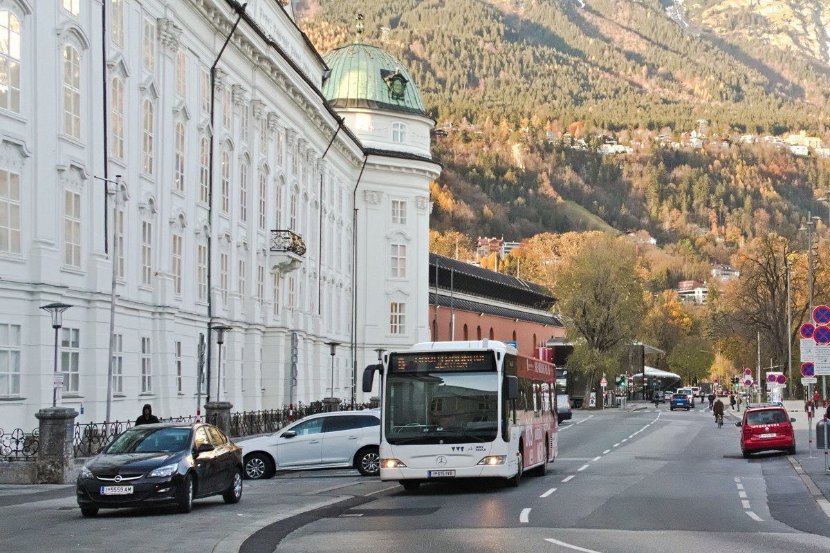 Mercedes-Benz O 530 II (Citaro Facelift), Bus Nr. 615 als Linie B der Innsbrucker Verkehrsbetriebe am Rennweg in Innsbruck, bei der Hofburg. Aufgenommen 21.11.2019.