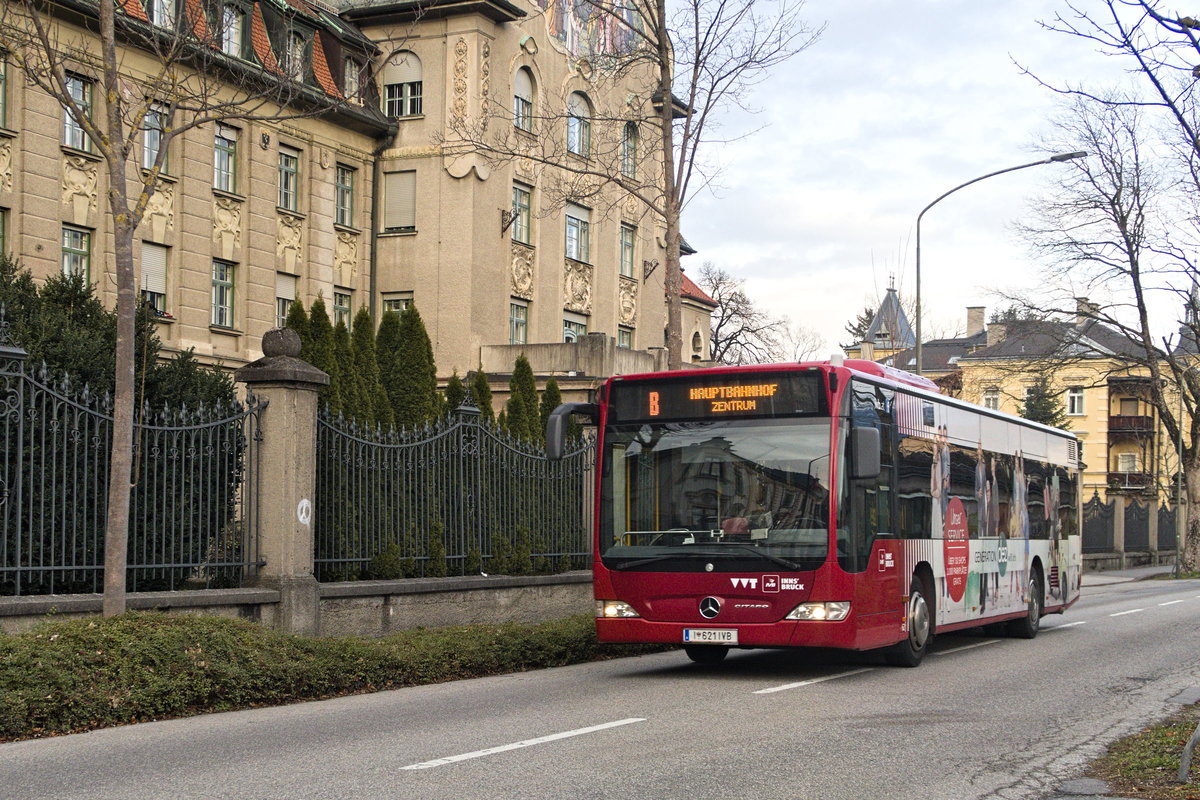 Mercedes-Benz O 530 II (Citaro Facelift) der Innsbrucker Verkehrsbetriebe, Bus Nr. 621, als Linie B in der Tschurtschenthalerstraße. Aufgenommen 9.12.2019.