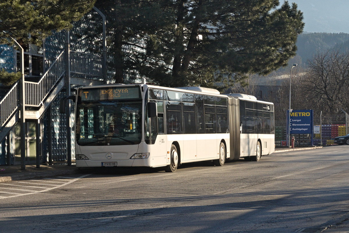 Mercedes-Benz O 530 II (Citaro Facelift) der Innsbrucker Verkehrsbetriebe, Bus Nr. 410, als Linie T an der Endhaltestelle Neu-Rum Kaplanstraße. Aufgenommen 11.1.2020.