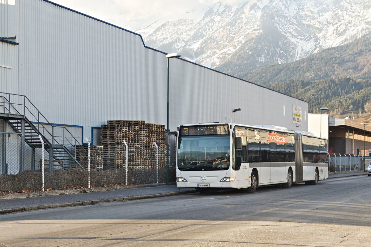 Mercedes-Benz O 530 II (Citaro Facelift) der Innsbrucker Verkehrsbetriebe, Bus Nr. 410, als Linie F an der Haltestelle Neu-Rum Flurstraße. Aufgenommen 11.1.2020.