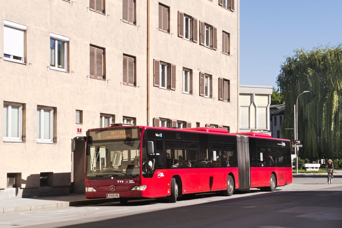 Mercedes-Benz O 530 II (Citaro Facelift) der Innsbrucker Verkehrsbetriebe, Bus Nr. 414, als Linie R an der Haltestelle Fischnalerstraße in Innsbruck. Aufgenommen 7.5.2020.