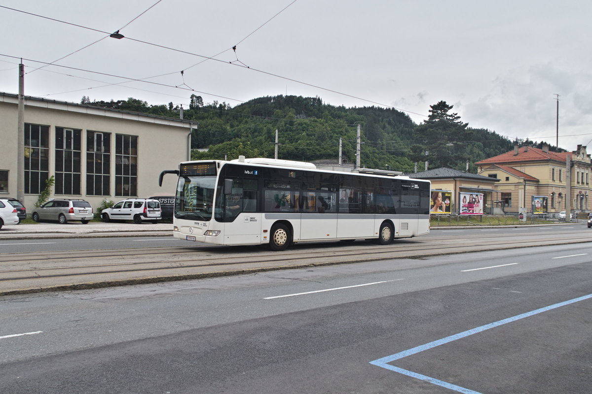 Mercedes-Benz O 530 II (Citaro Facelift) der Innsbrucker Verkehrsbetriebe, Bus Nr. 619, als kurzfristiger Schienenersatzverkehr für die Straßenbahnlinie 1 wegen Betriebsstörung, in Innsbruck, Egger-Lienz-Straße. Aufgenommen 4.6.2020.