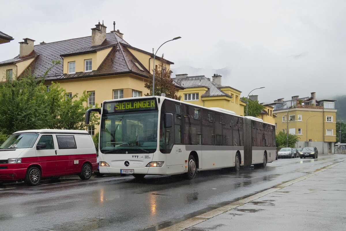 Mercedes-Benz O 530 II (Citaro Facelift) der Innsbrucker Verkehrsbetriebe (Bus Nr. 832) ist als Linie C über die Rudolf-Greinz-Straße umgeleitet. Aufgenommen 14.7.2021.