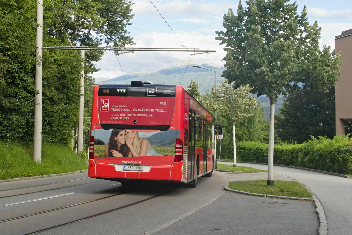 Mercedes-Benz O 530 II (Citaro Facelift) der Innsbrucker Verkehrsbetriebe (Bus Nr. 609) als Pendelbus im Schienenersatzverkehr für die Straßenbahnlinie 2 in Innsbruck, Peerhofstraße. Aufgenommen 18.8.2021.