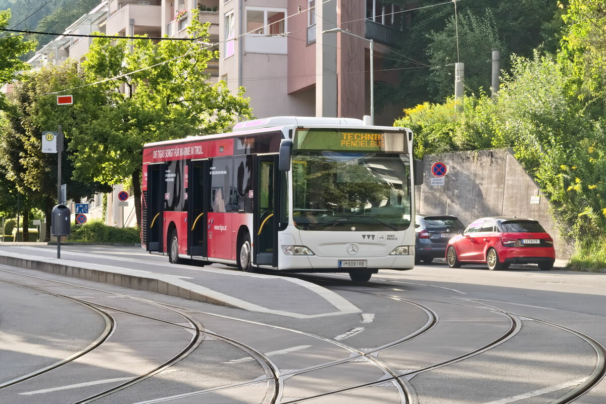Mercedes-Benz O 530 II (Citaro Facelift) der Innsbrucker Verkehrsbetriebe (Bus Nr. 609) als Pendelbus im Schienenersatzverkehr für die Straßenbahnlinie 2 an der Haltestelle Innsbruck Peerhofsiedlung. Aufgenommen 18.8.2021.