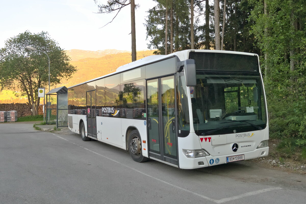 Mercedes-Benz O 530 II (Citaro Facelift) von Postbus (BD-13988) ist in Rinn, Obere Hochstraße abgestellt. Aufgenommen 18.5.2022.