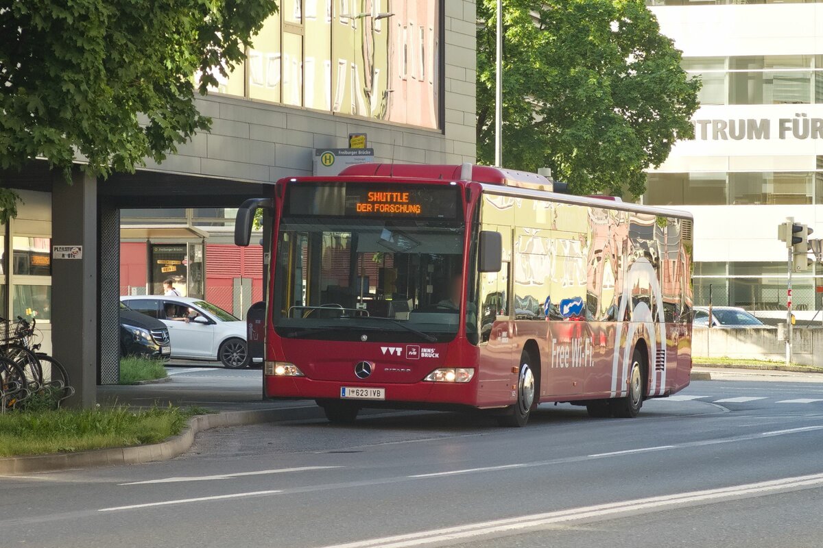 Mercedes-Benz O 530 II (Citaro Facelift) der Innsbrucker Verkehrsbetriebe (Bus Nr. 623) als Shuttle Lange Nacht der Forschung an der Haltestelle Innsbruck, Freiburger Brücke. Aufgenommen 20.5.2022.