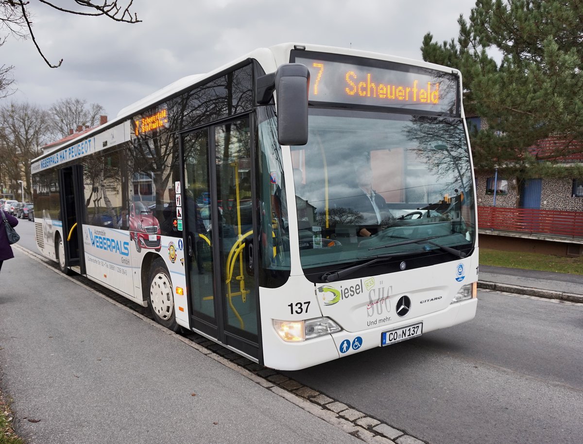 Mercedes-Benz O 530 II (Nr. 137) der SÜC, unterwegs als Linie 7 (Neershof - Coburg Bahnhof/ZOB - Scheuerfeld Paul-Helbich-Platz), am 21.3.2016 bei der Haltestelle Weimarer Straße.