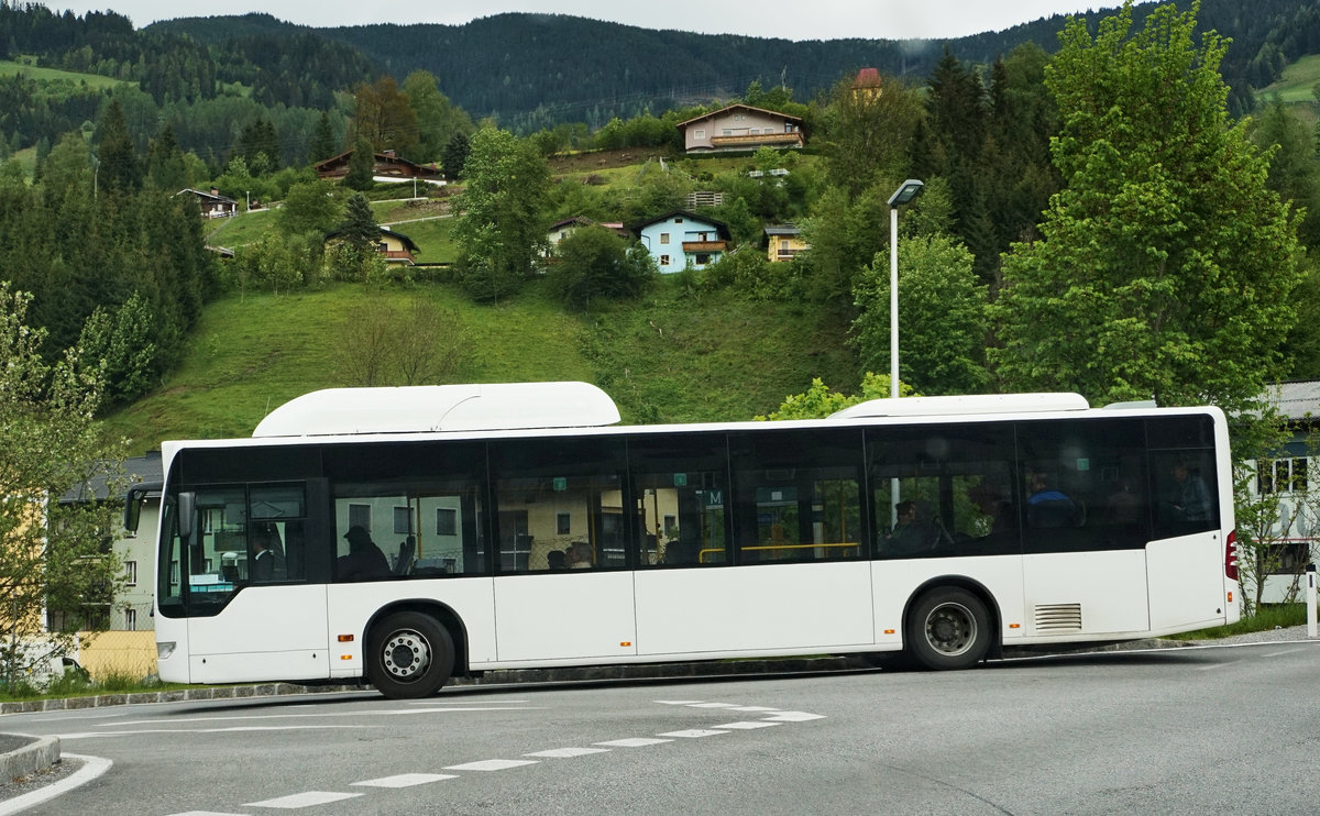 Mercedes-Benz O 530 II von POSTBUS, unterwegs auf der SVV-Linie 50 (St Johann Postamt - Bischofshofen Südtiroler Str), am 17.5.2016 nahe der Haltestelle St Johann Südtiroler Siedlung.